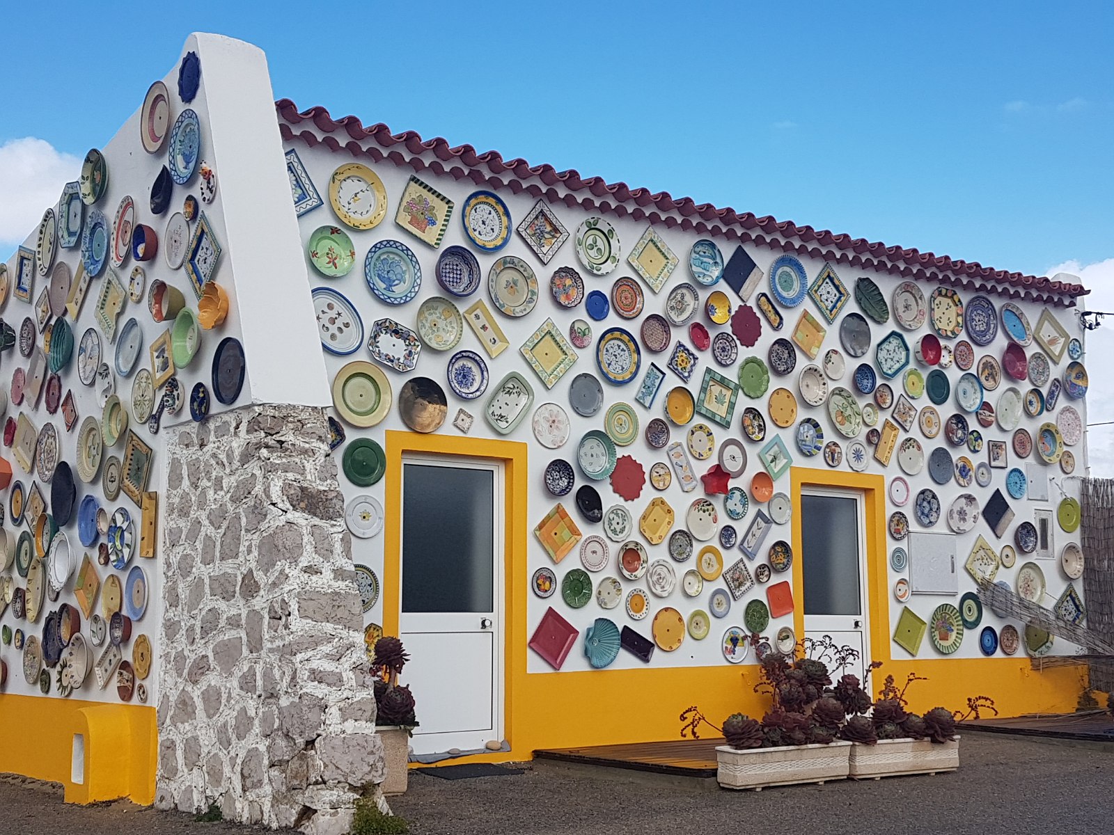 Niesamowite ściany pewnego domu w okolicach Sagres