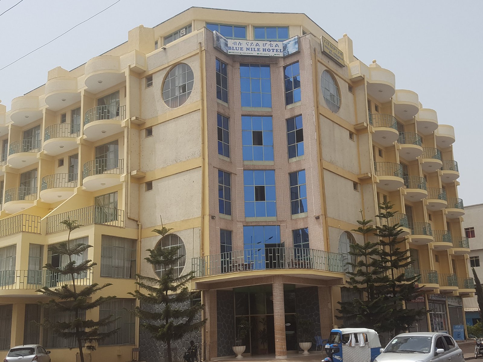 41. Hotel z ciekawymi balkonami w Bahyr Darze.