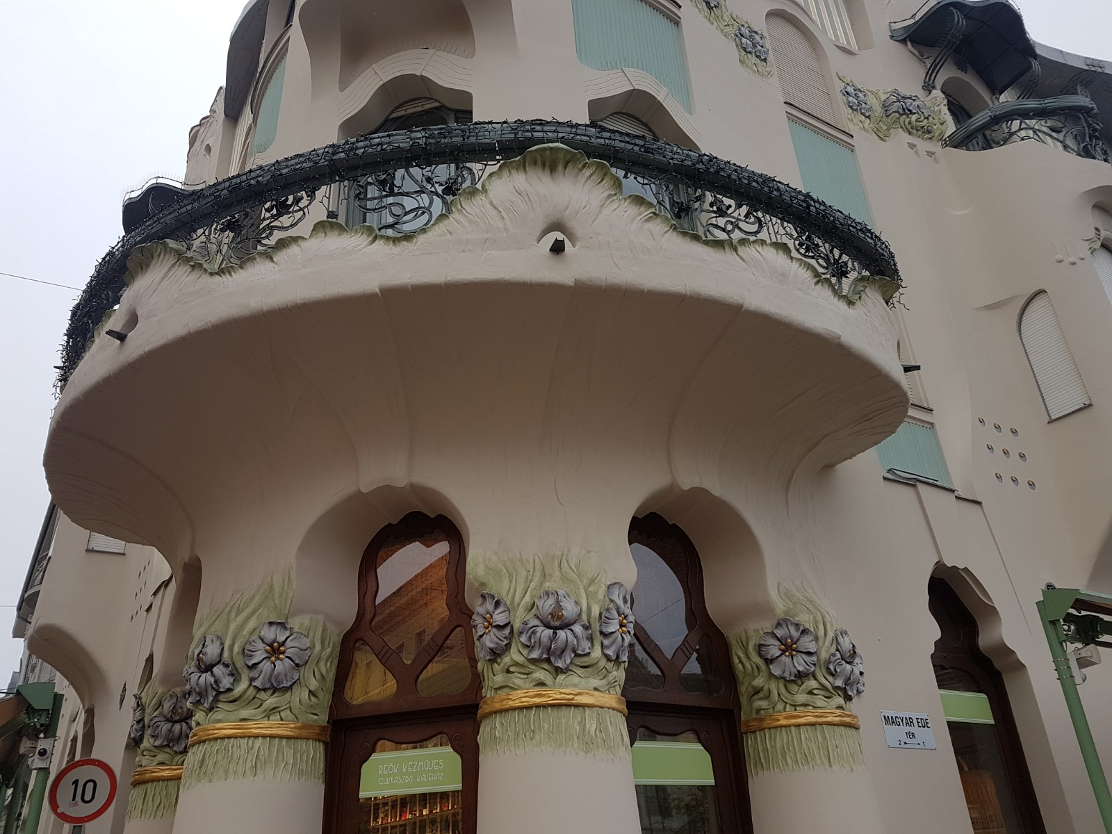 52.2. Ładnie zrobiony balkon w Szegedzie.