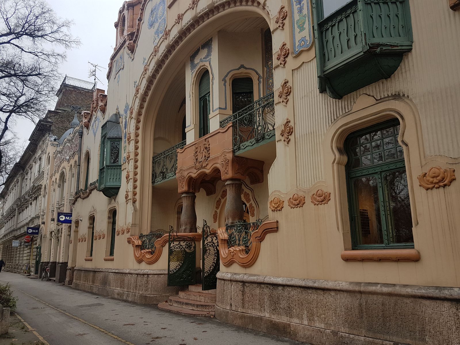 56.2. Bajkowy budynek w Suboticy, w Serbii.