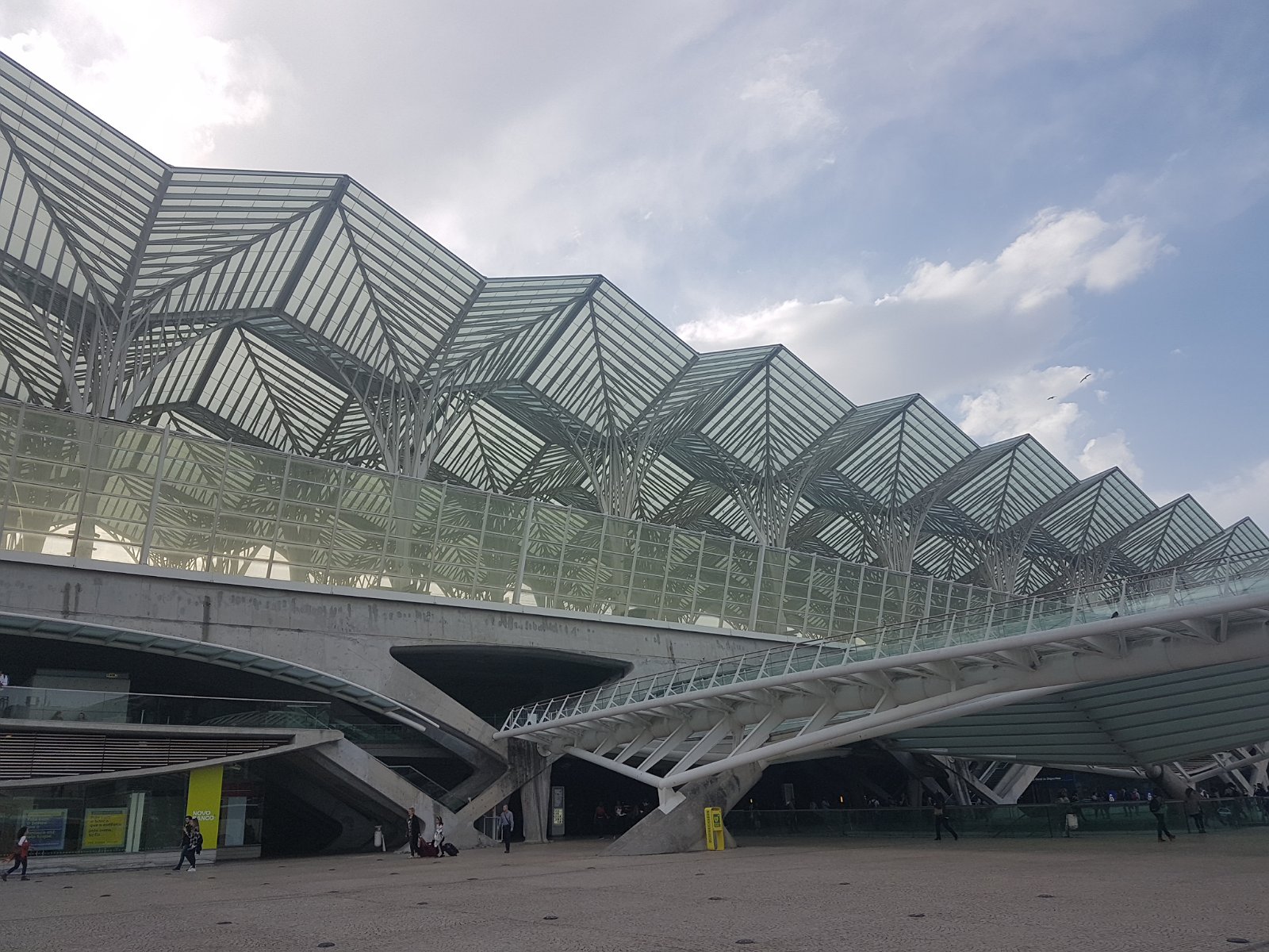 63.2. Dworzec kolejowy 'Oriente' w Lizbonie, widok z zewnątrz.