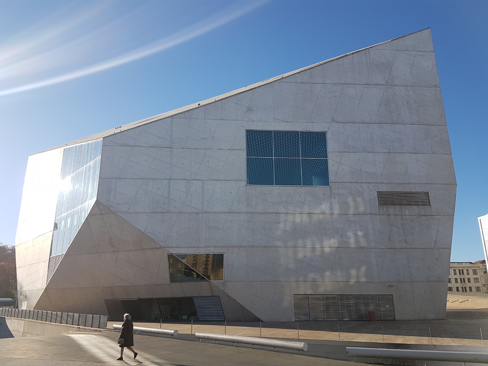 70. 'Casa de musica' (port. 'dom muzyki') w Porto w Portugalii