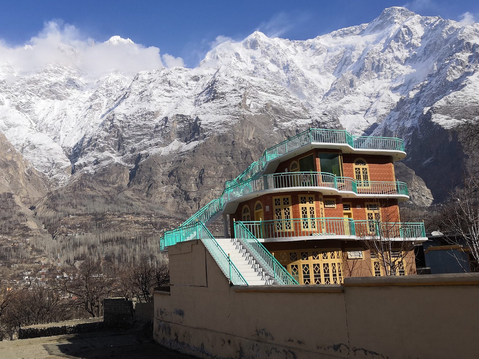 76. Dom z niesamowitymi widokami gdzieś w dolinie Hunza, Pakistan.