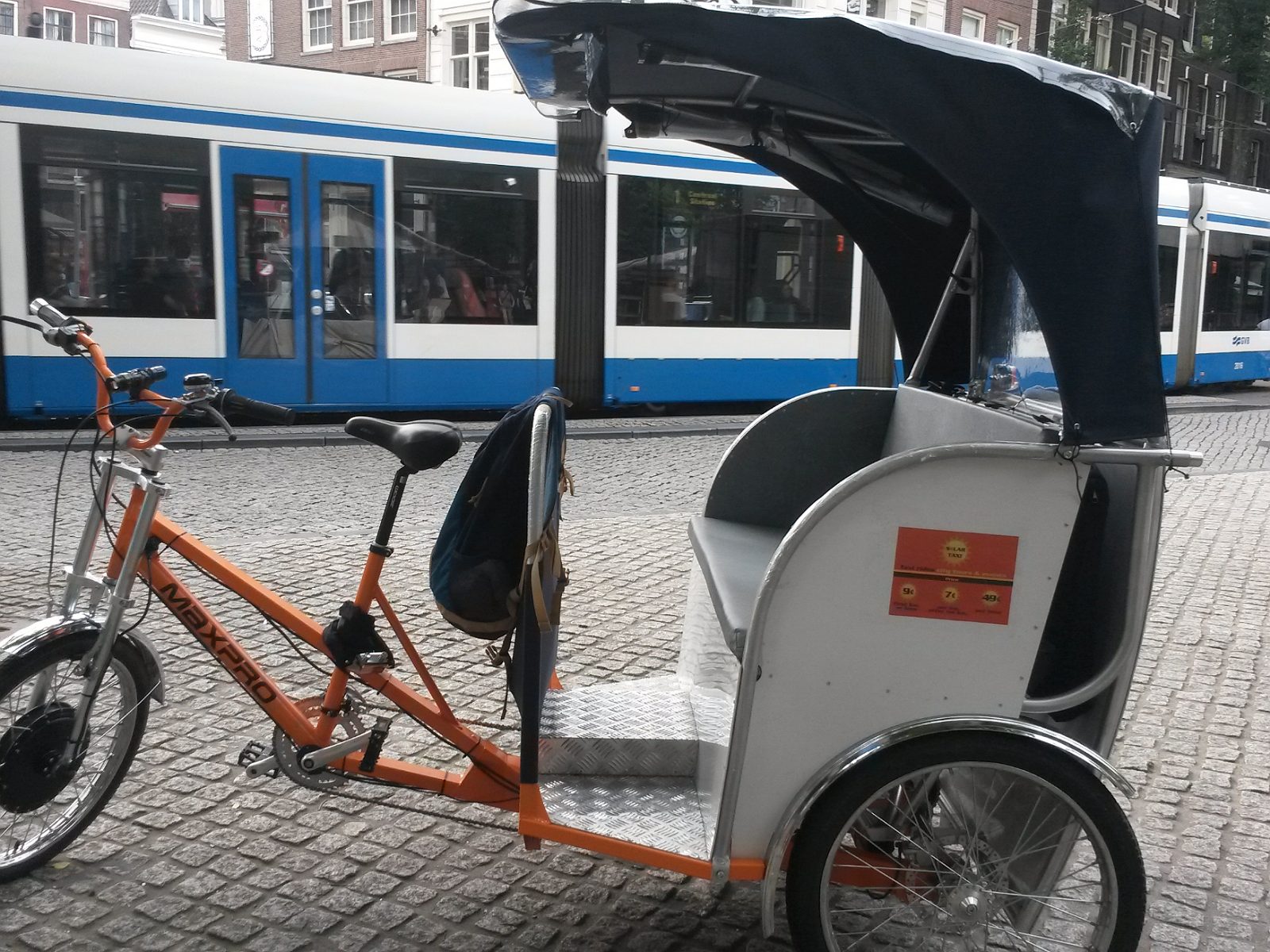 13. Wynajmowana przeze mnie riksza, model Max Pro, pomiędzy placem Spui a kanałem Singel w Amsterdamie.