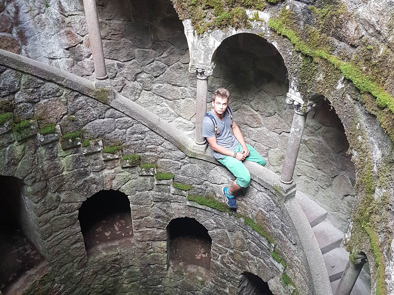 18. Podziemna wieża w 'Quinta de Regaleira' w Sintrze w Portugalii.