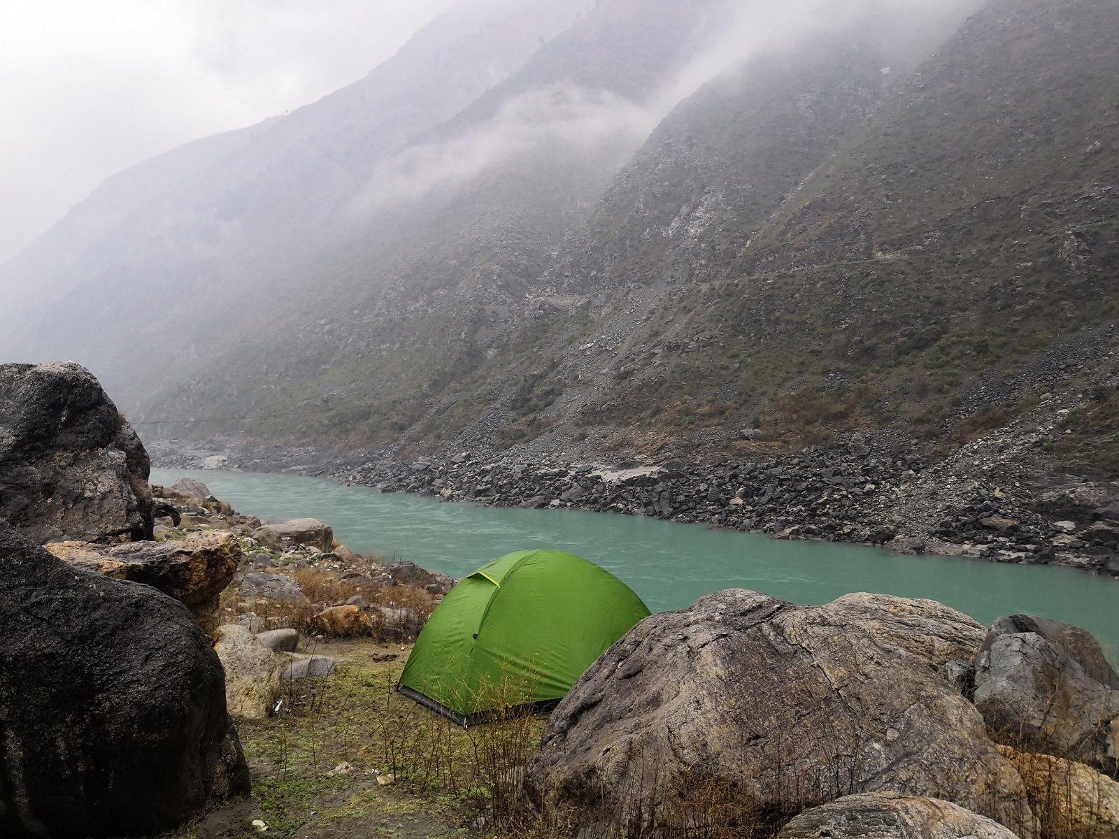 44. Spanie pod namiotem nad rzeką Indus w Pakistanie.
