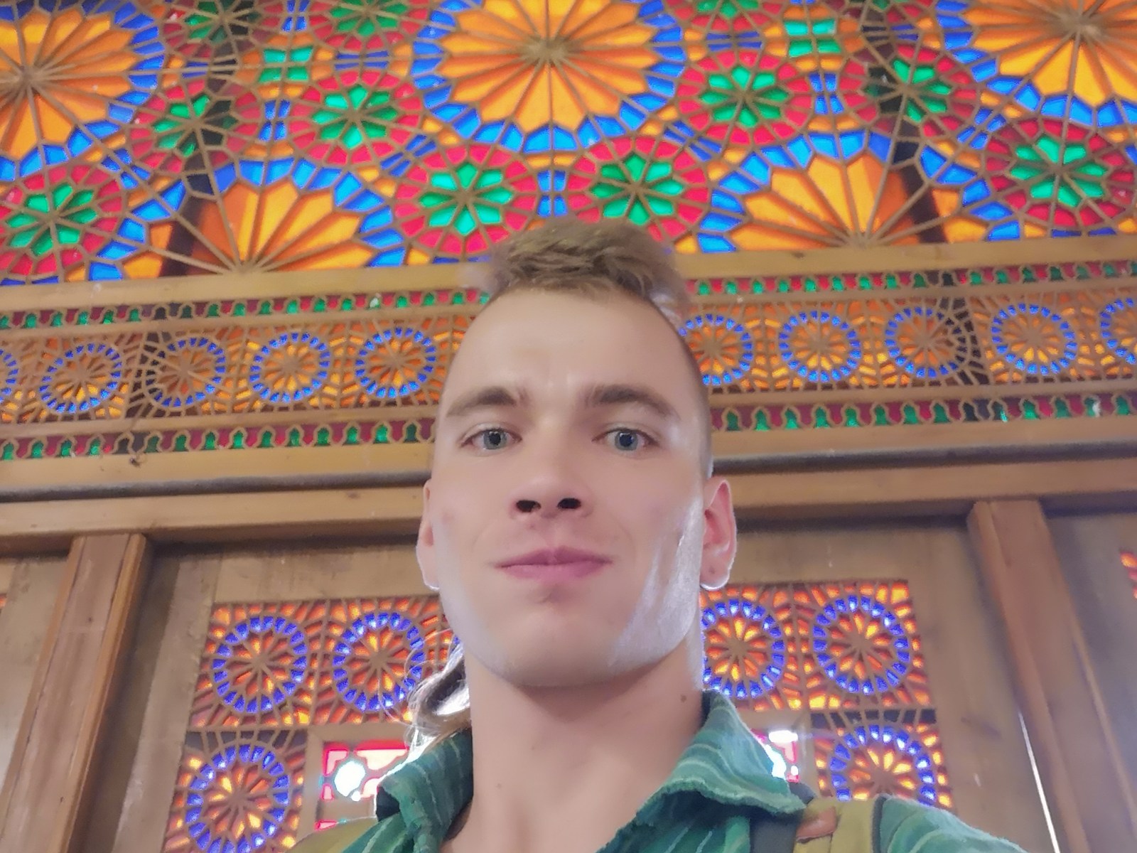 47. Tradycyjne perskie witraże w cytadeli Karima Khana w Szirazie.