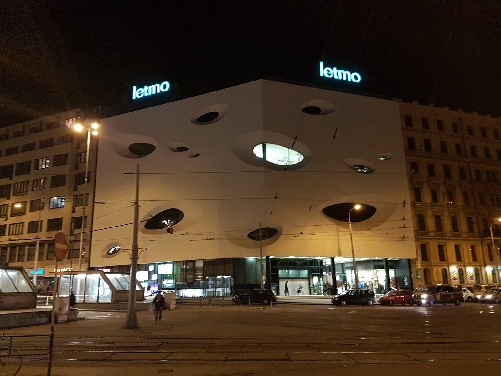 9. Oryginalny budynek z Brna nocą.