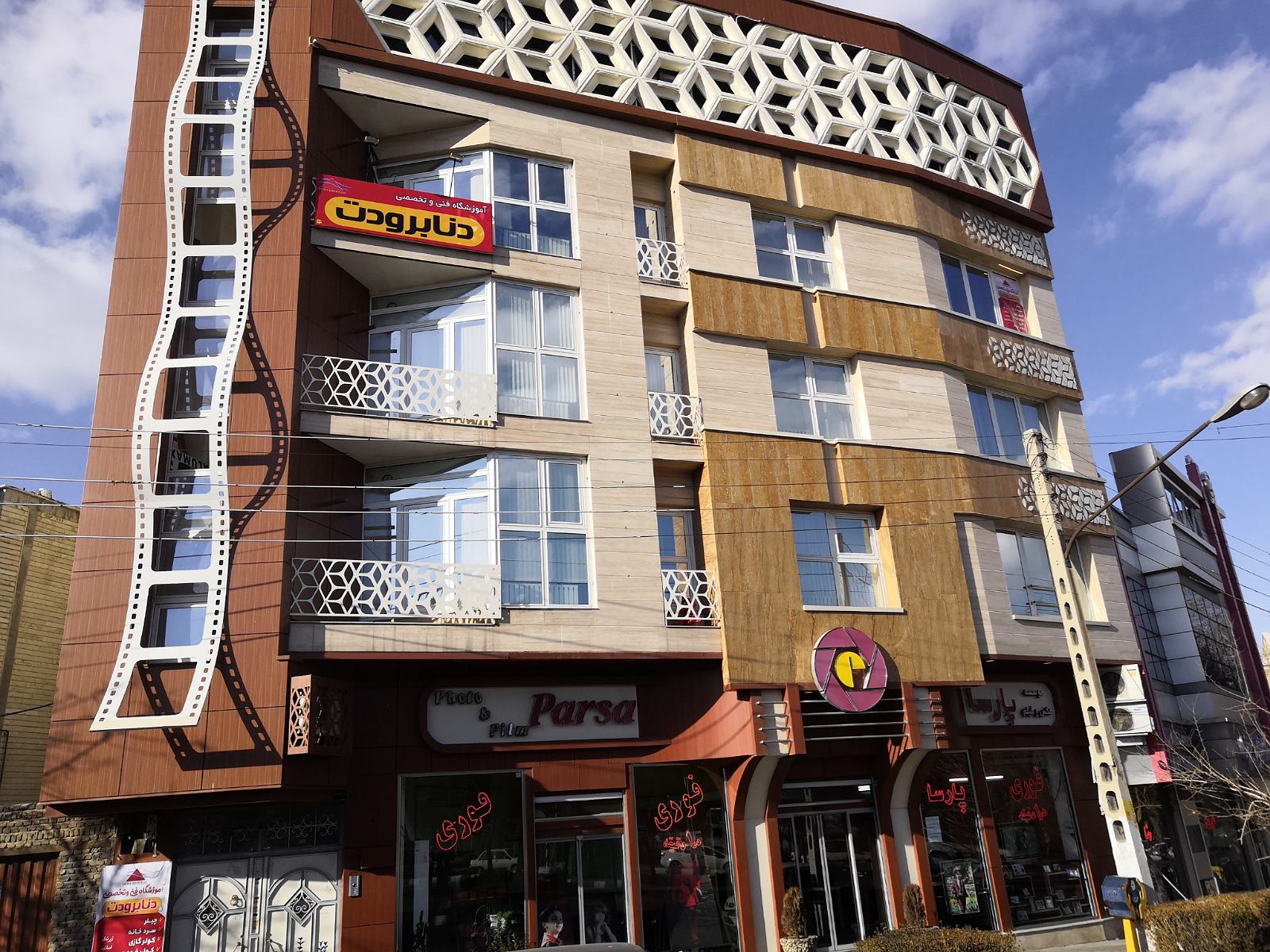 31. Budynek z 'kliszą filmową' w Tabriz.