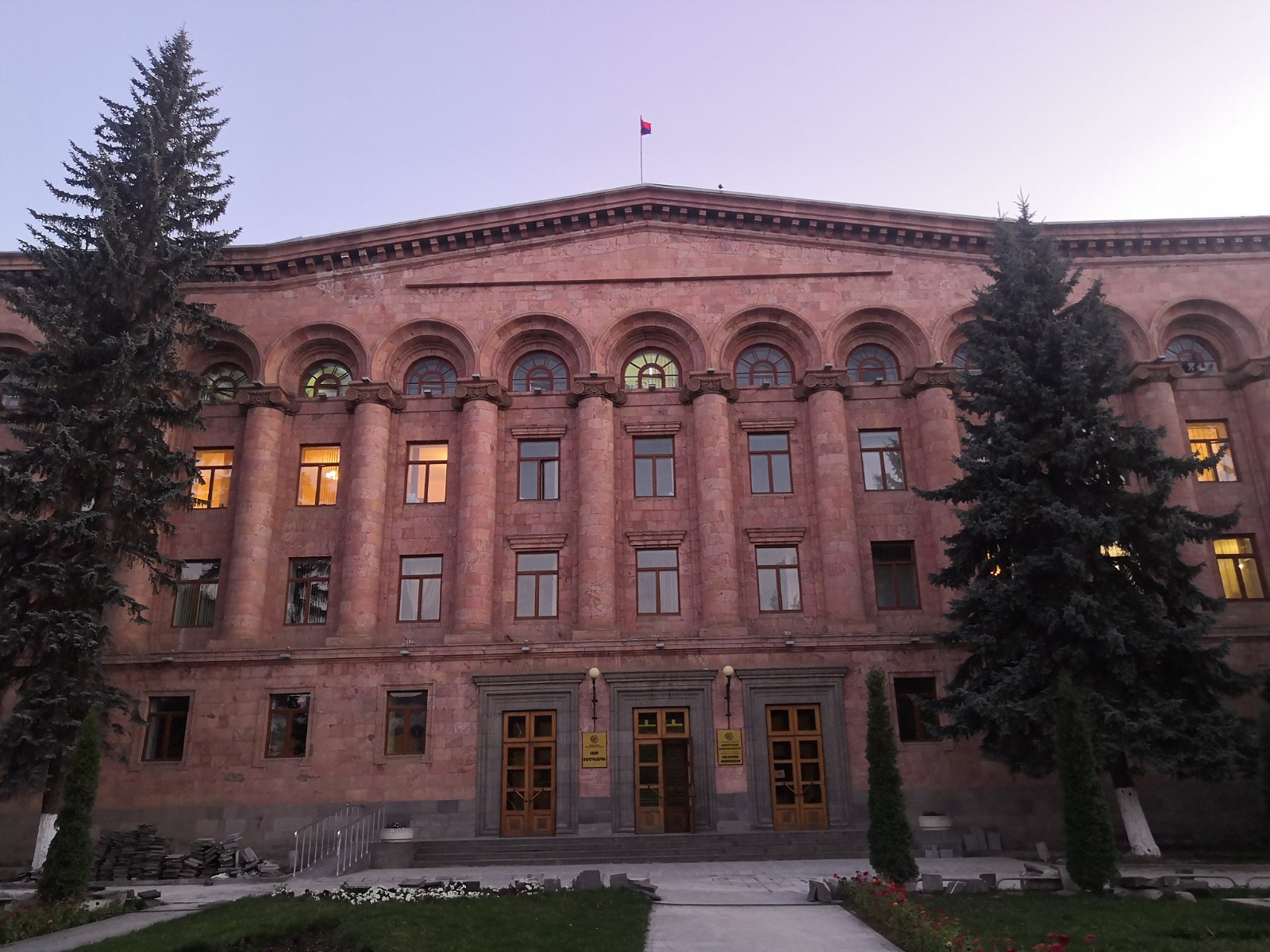 38. Gmach z ormiańskiego, różowego 'tufu' w mieście Wanadzor.