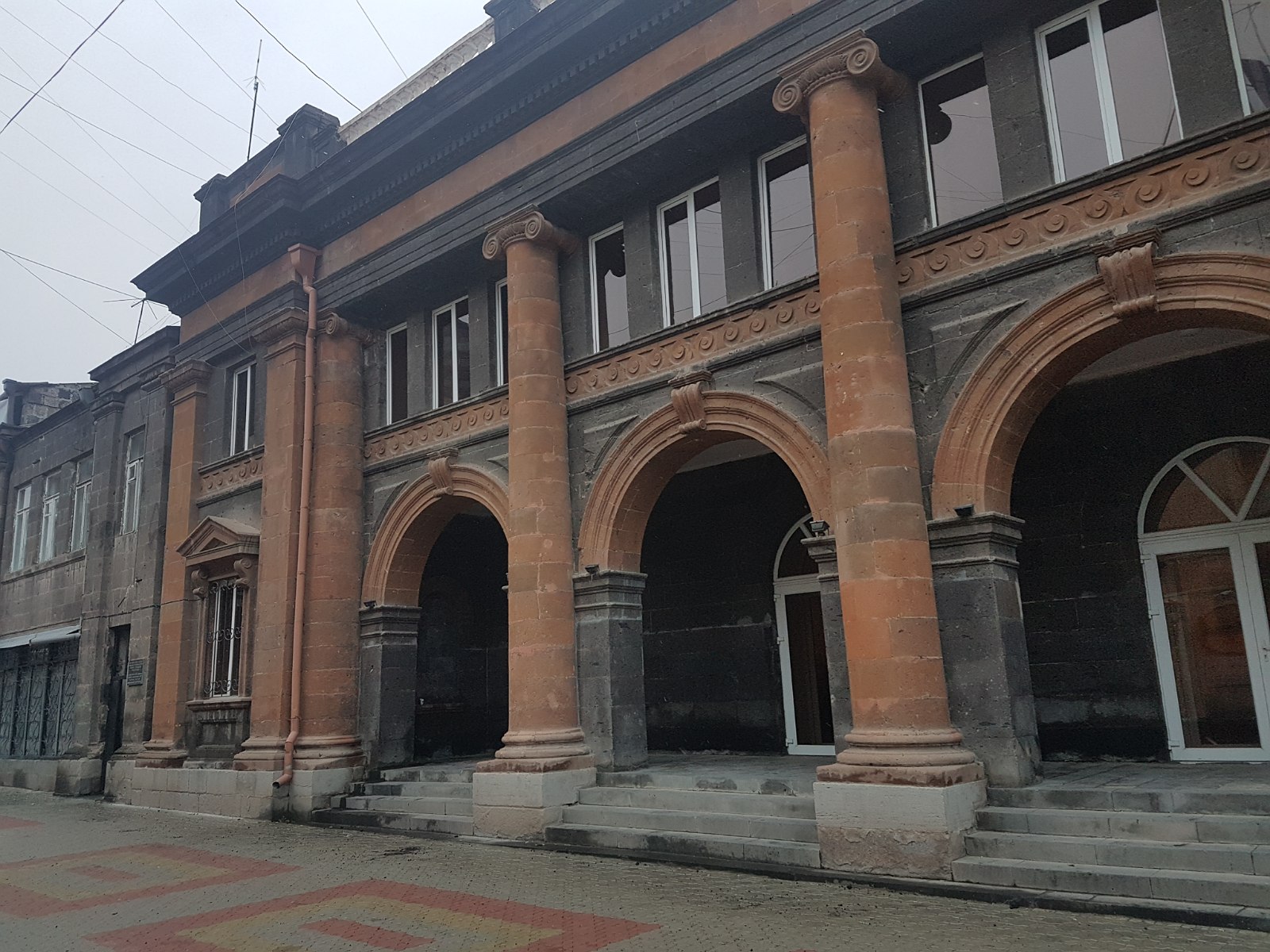 57. Monumentalny budynek w Giumri w Armenii