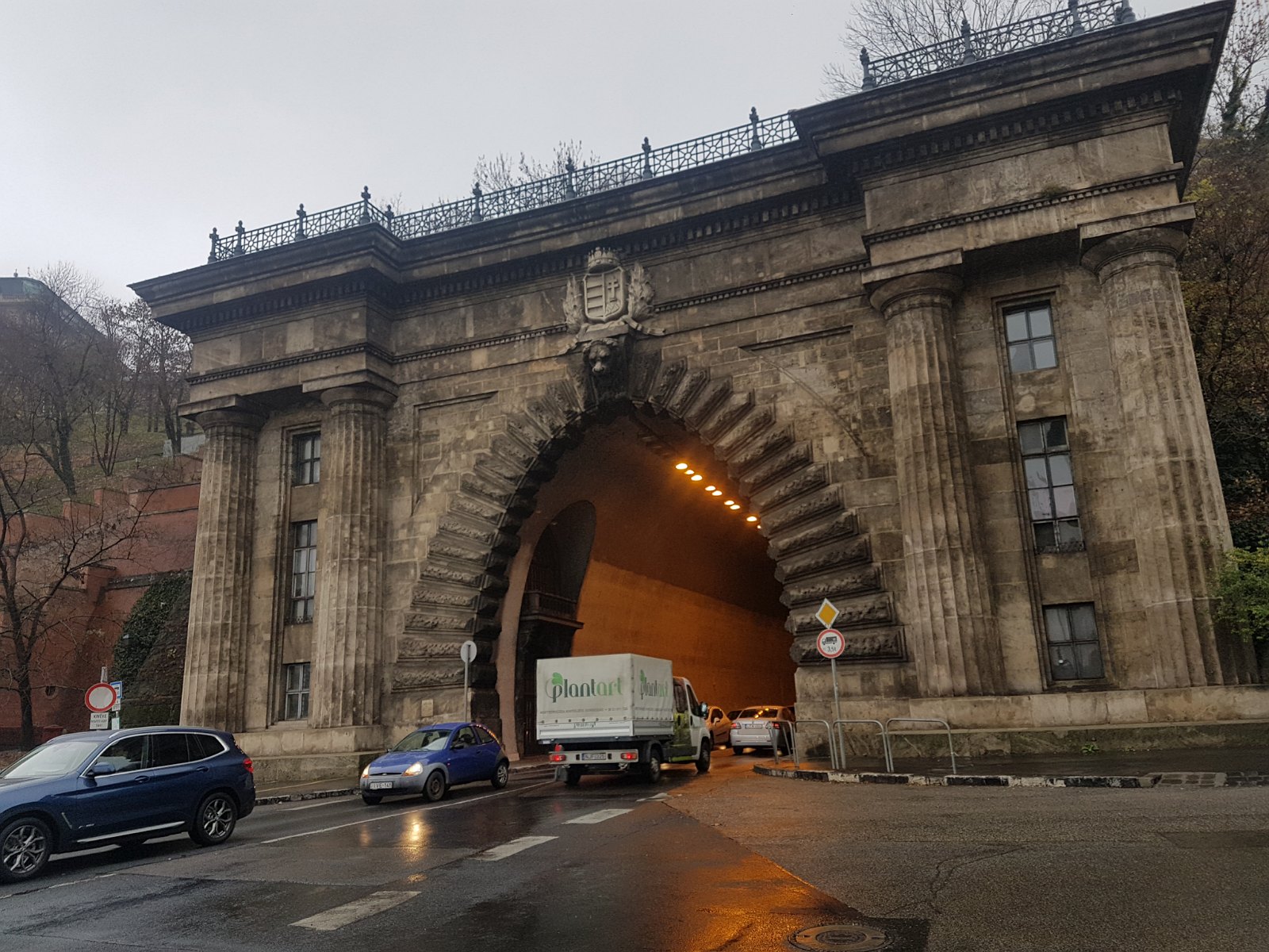 59. Brama 'Budai Váralagút' w centrum lewobrzeżnego Budapesztu.
