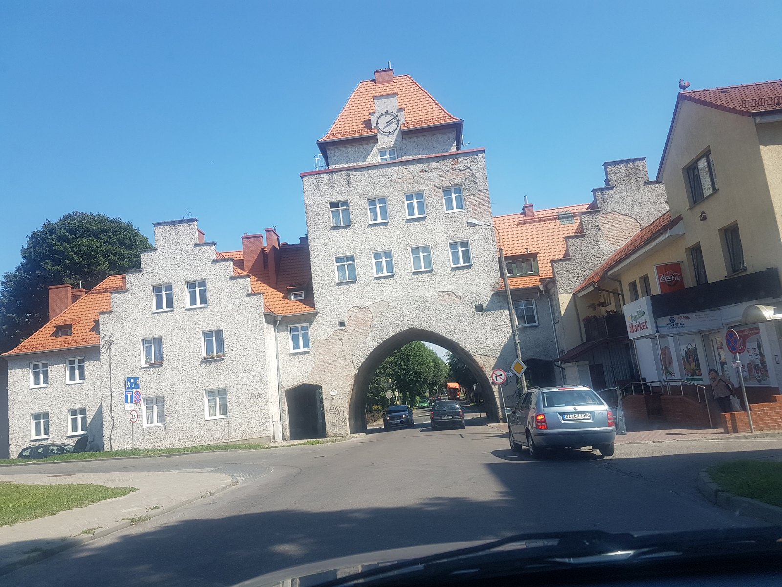 60. Ciekawy budynek w Elblągu z przejazdem drogowym.