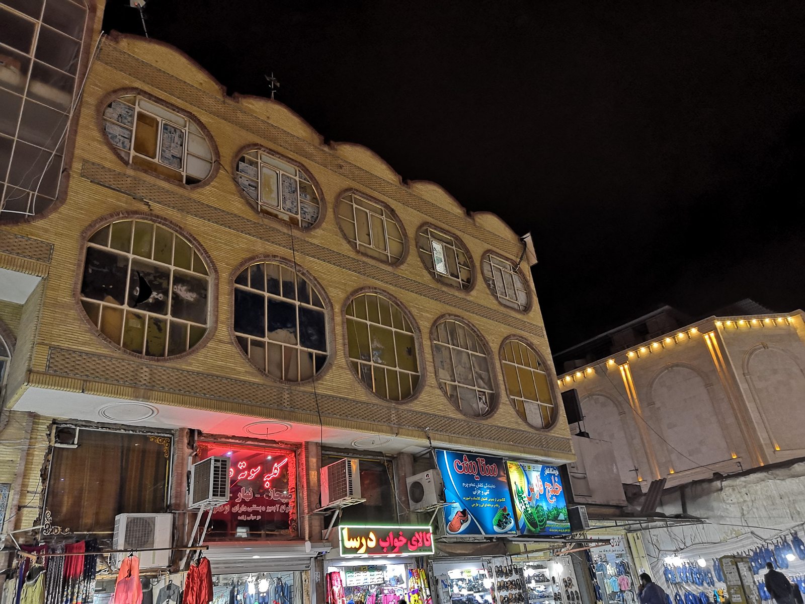 75. Ładne okna w budynku w Bandar Abbas.