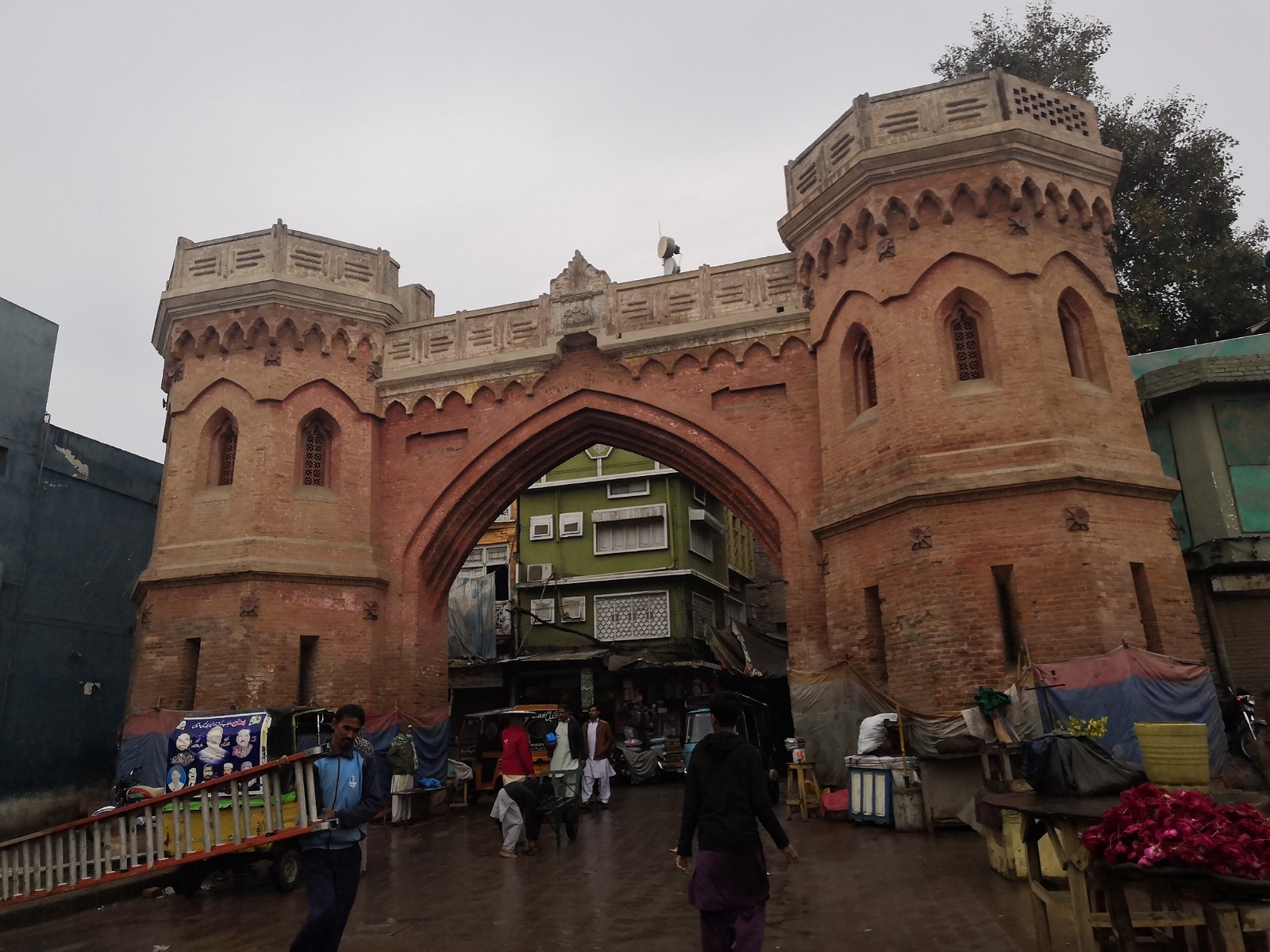 76. Zjawiskowa brama w Multan.