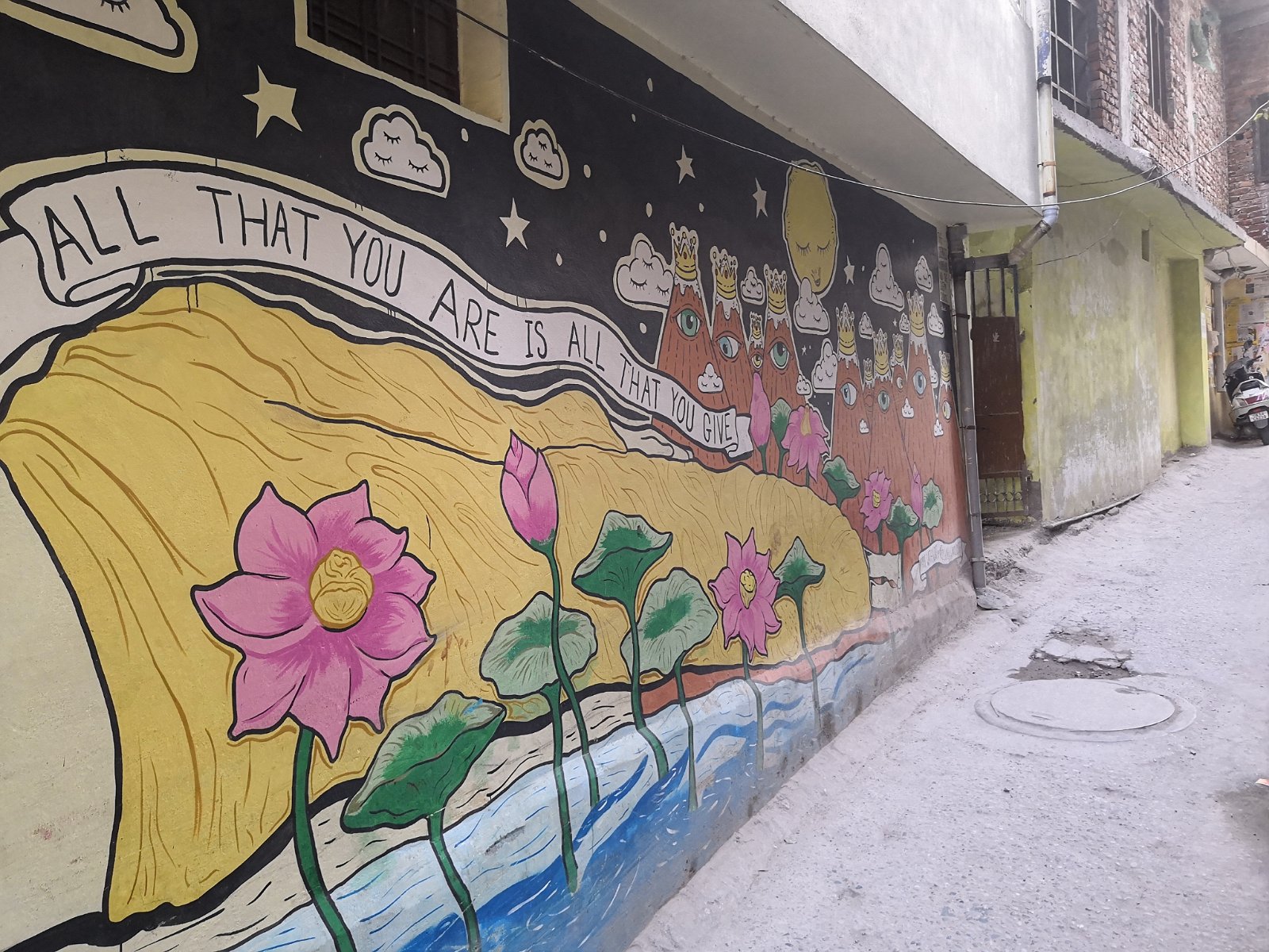 47. Mural w miasteczku Riszikesz.