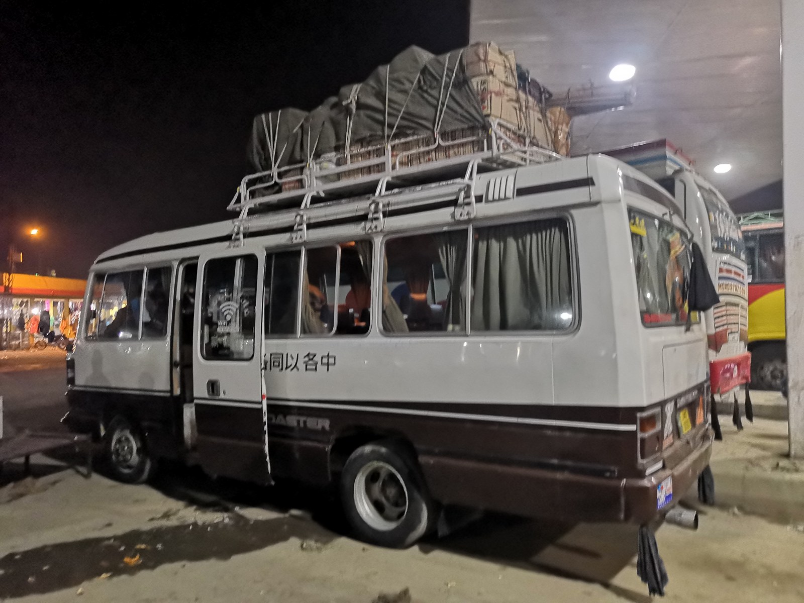 Autobus na dworcu w Rawalpindi.