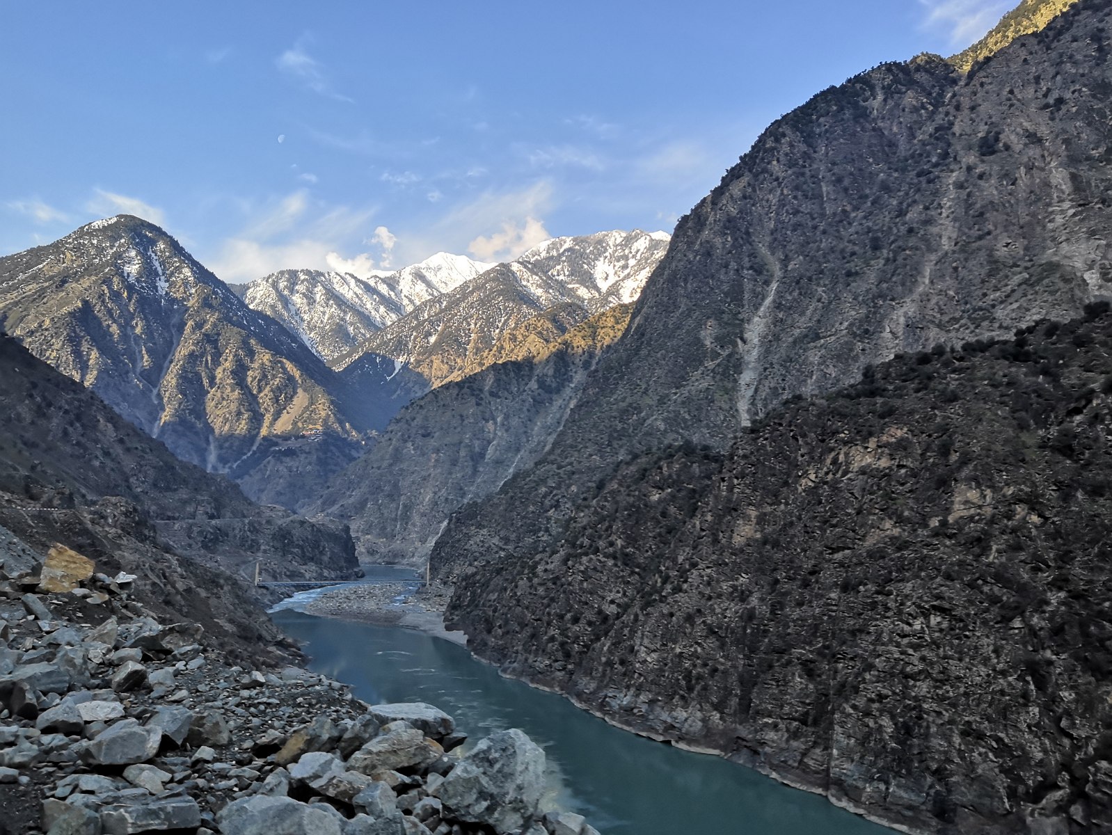 Widok na rzekę Indus i góry Karakorum