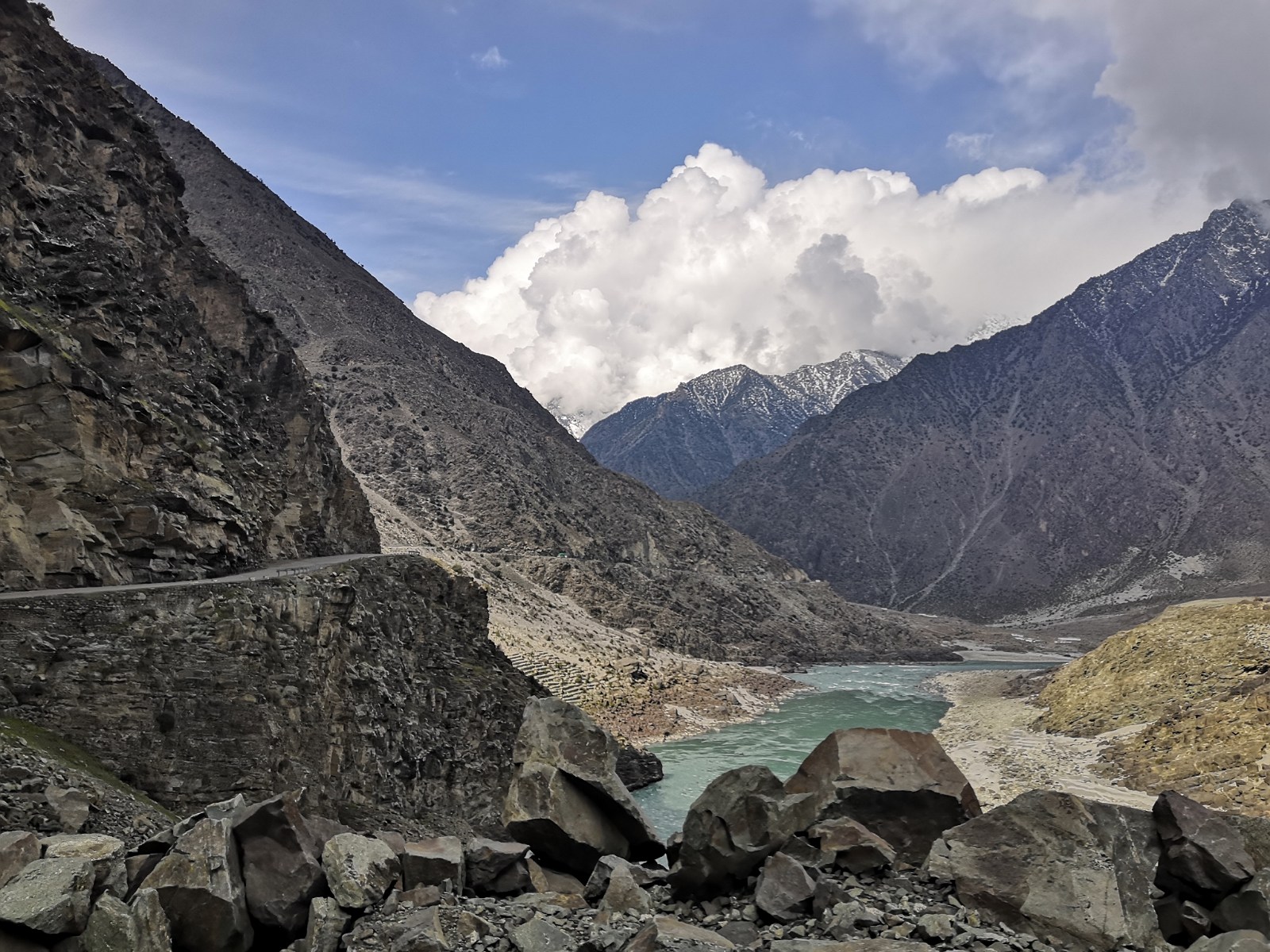 Widok na rzekę Indus i góry Karakorum