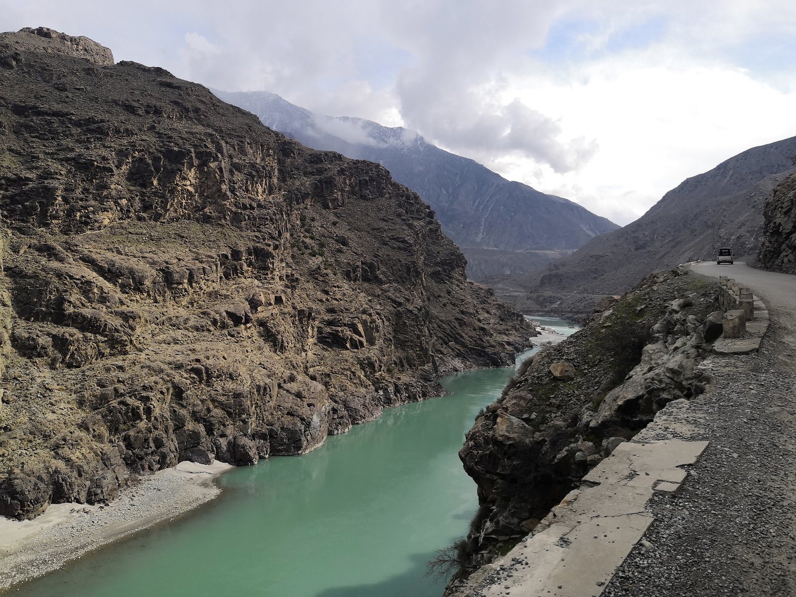 Widok na rzekę Indus i góry Karakorum