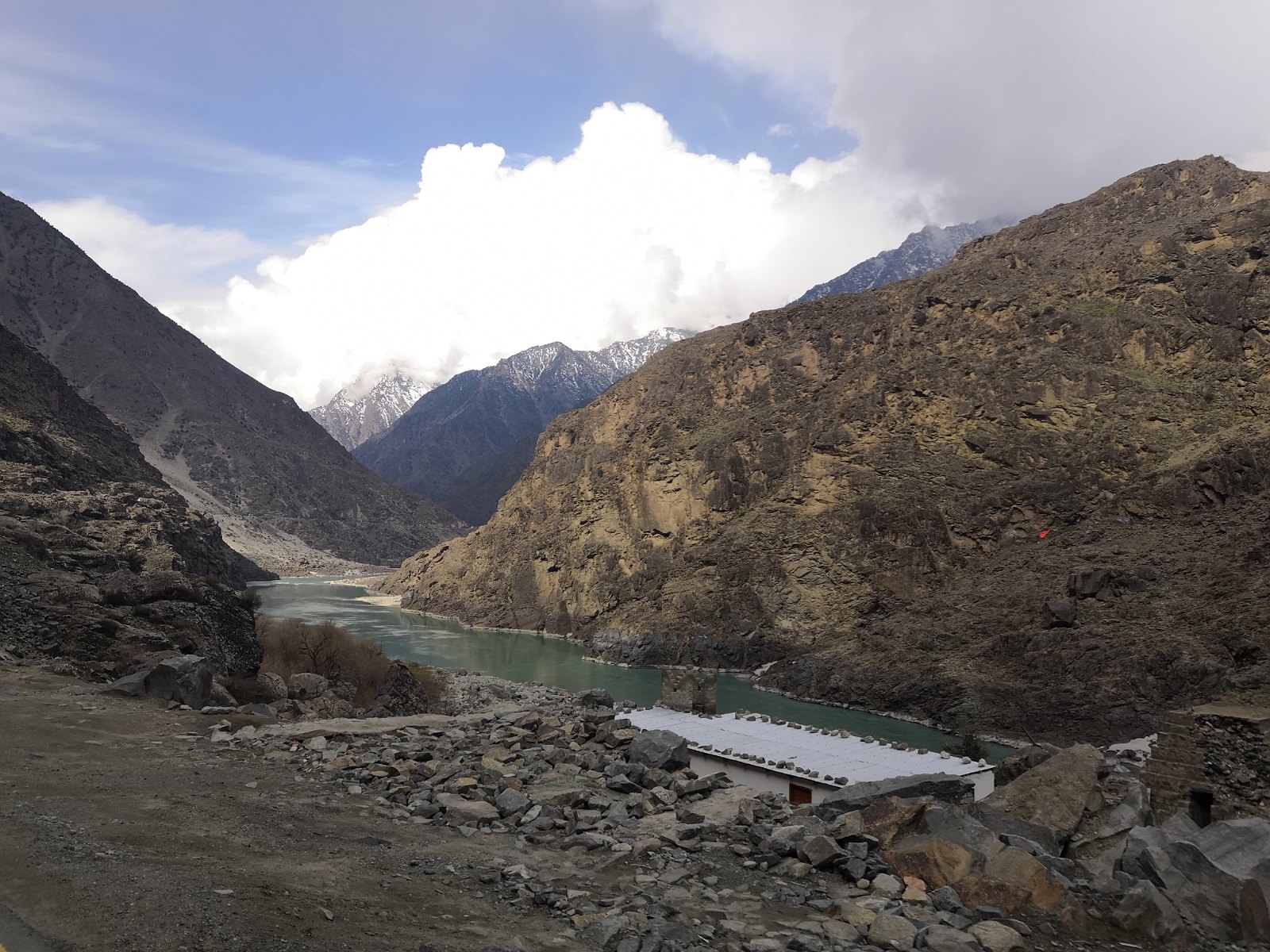 Widok na rzekę Indus i góry Karakorum