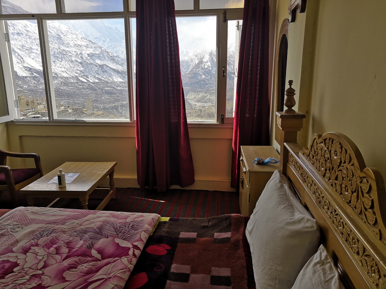 Pokój w hotelu w Karimabadzie.
