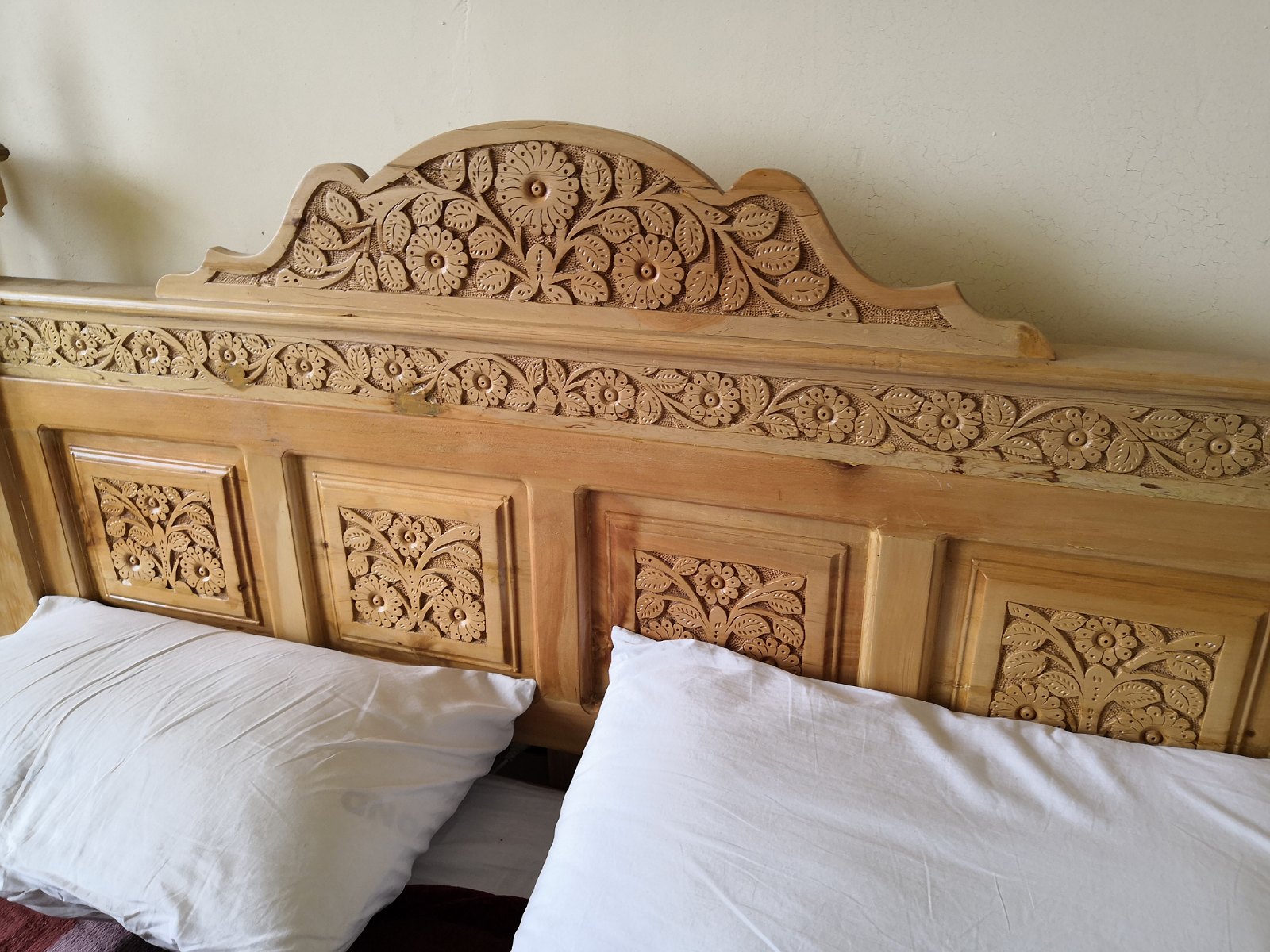 Pokój w hotelu w Karimabadzie.